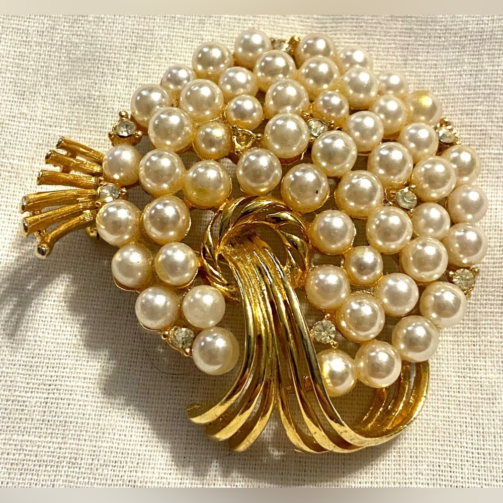 LISNER Brooch Pin Vintage PEARL RHINESTONE CLUSTER 2" Swirl Floral Flower